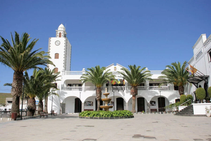 ▷ SAN BARTOLOMÉ » Qué ver y hacer en esta villa fascinante Plaza León y Castillo en San Bartolomé