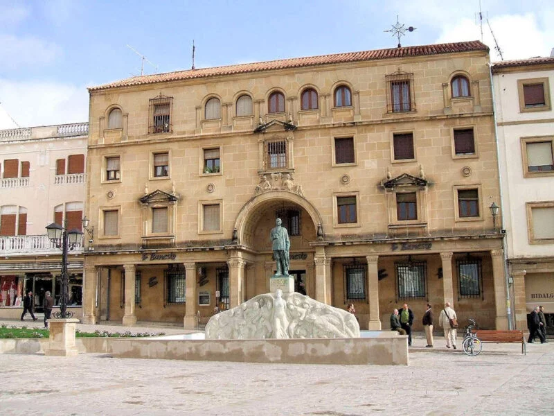 ▷ ÚBEDA » Qué ver y hacer en este pueblo histórico Plaza de Andalucía y Monumento al General Saro