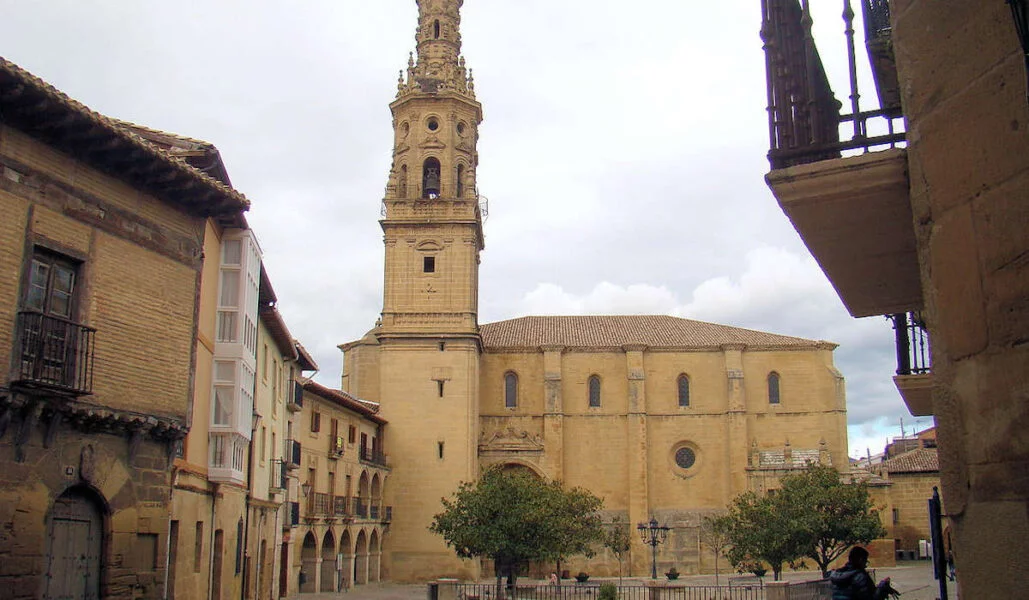 ▷ BRIONES » Qué ver y hacer en este pueblo medieval Plaza de España en Briones