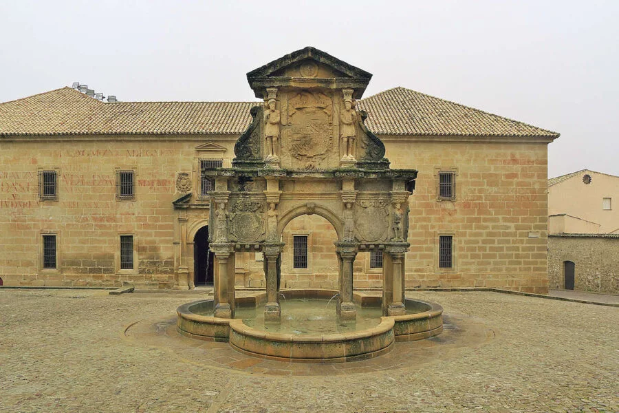 ▷ BAEZA » Qué ver y qué hacer, su historia a través del arte Plaza y fuente de Santa María en Baeza