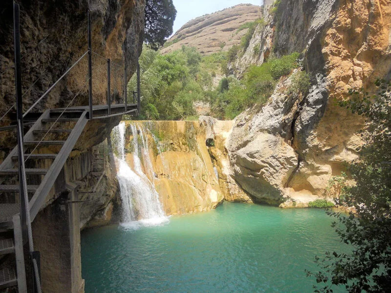 ▷ ALQUÉZAR » Qué ver y hacer en este destino imperdible Salto de Agua en las pasarelas del Río Vero en Alquezar