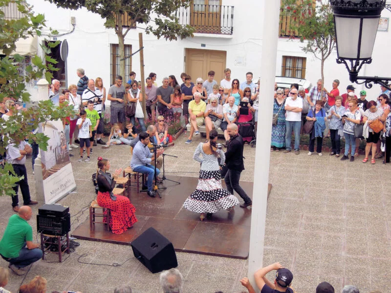 ▷ MIJAS » Qué ver y hacer en este enclave malagueño Bailaores en las calles de Mijas