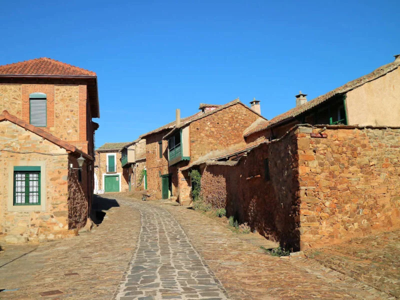▷ CASTRILLO DE LOS POLVAZARES » Qué ver y hacer Calles empedradas de Castrillo de Polvazares