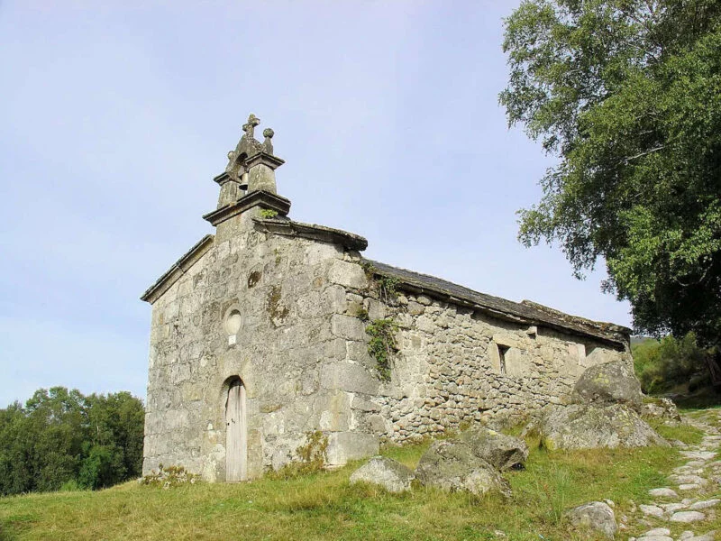 ▷ PIORNEDO » Qué ver y hacer en la comarca de Os Ancares Capilla de San Lorenzo
