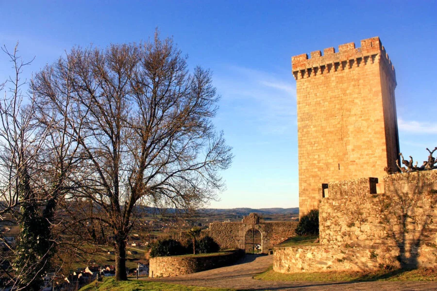 ▷ MONFORTE DE LEMOS » Qué ver y hacer en la villa lucense Castillo de Monforte de Lemos en Lugo