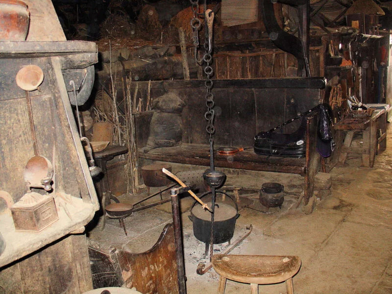 ▷ PIORNEDO » Qué ver y hacer en la comarca de Os Ancares Interior Palloza en Piornedo