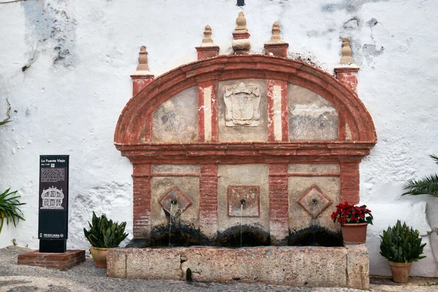 ▷ FRIGILIANA » Qué ver y hacer en esta joya de Málaga La Fuente Vieja en Frigiliana