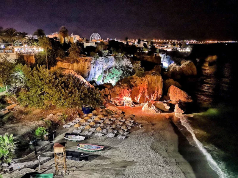 ▷ NERJA » Descubre qué ver y hacer en este pueblo costero Nerja nocturna