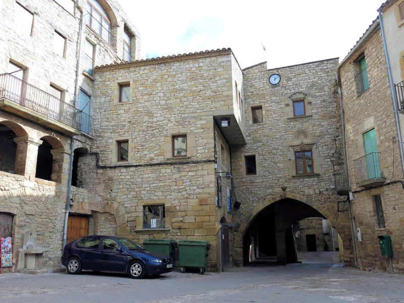 ▷ GUIMERÁ » Descubre qué ver y hacer en esta villa medieval Plaça Major de Guimerà