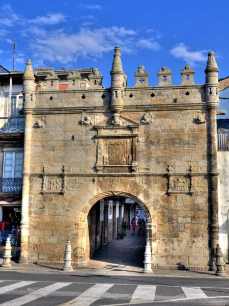▷ VIVEIRO » Descubre Qué Ver y Hacer en este pueblo costero Puerta de Carlos V