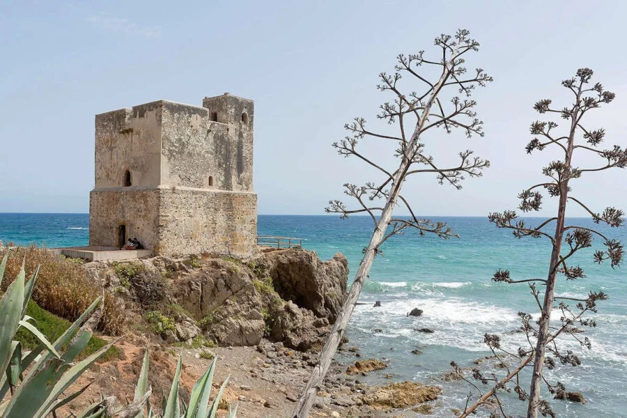 ▷ CASARES » Qué ver y hacer en este pueblo blanco andaluz Torre Salto de la Mora