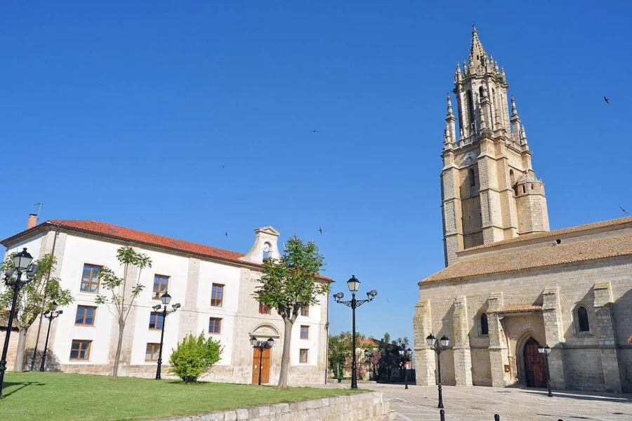 ▷ AMPUDIA » Qué ver y hacer en este bello pueblo Colegiata de San Miguel