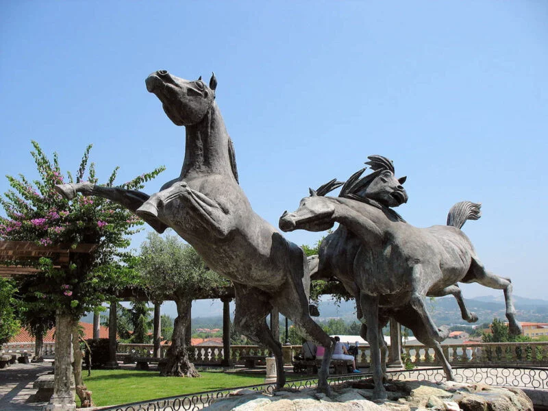▷ TUI » Qué ver y hacer en este hermoso poblado gallego Glorieta de Vigo Monumento al Caballo Salvaje