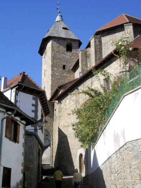 ▷ OCHAGAVÍA » Qué ver y hacer a pie de los pirineos navarros Iglesia de San Juan Evangelista