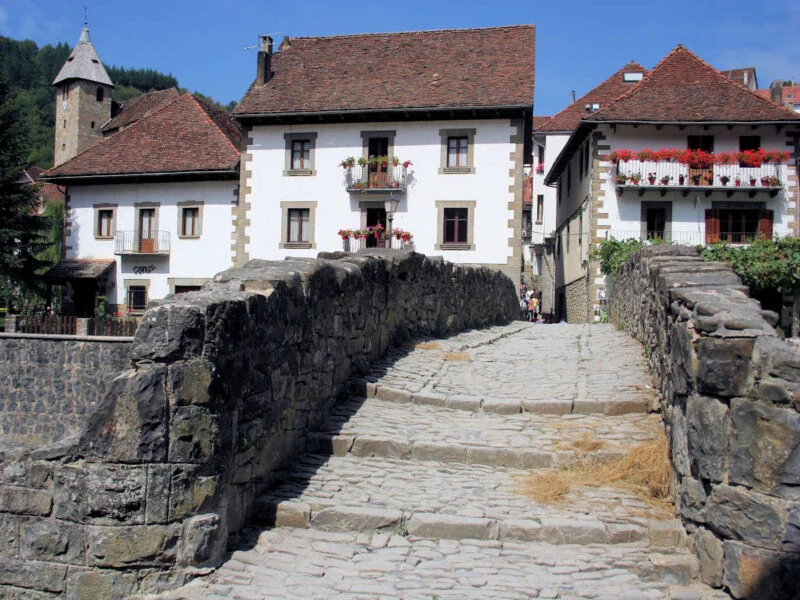 ▷ OCHAGAVÍA » Qué ver y hacer a pie de los pirineos navarros Ochagavía en Navarra