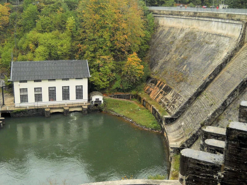 ▷ OCHAGAVÍA » Qué ver y hacer a pie de los pirineos navarros Presa Pantano Irabia en Ochagavía