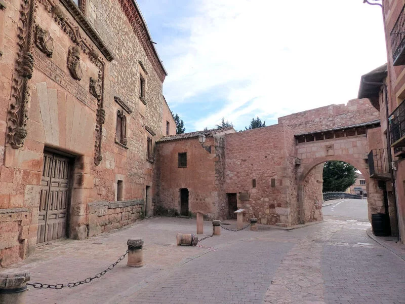 ▷ AYLLÓN » Qué ver y hacer en este bello pueblo segoviano Arco Medieval de Ayllón