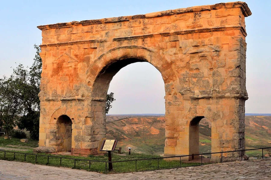 ▷ MEDINACELI » Qué ver y hacer. Pueblo medieval numantino Arco Romano de Medinaceli