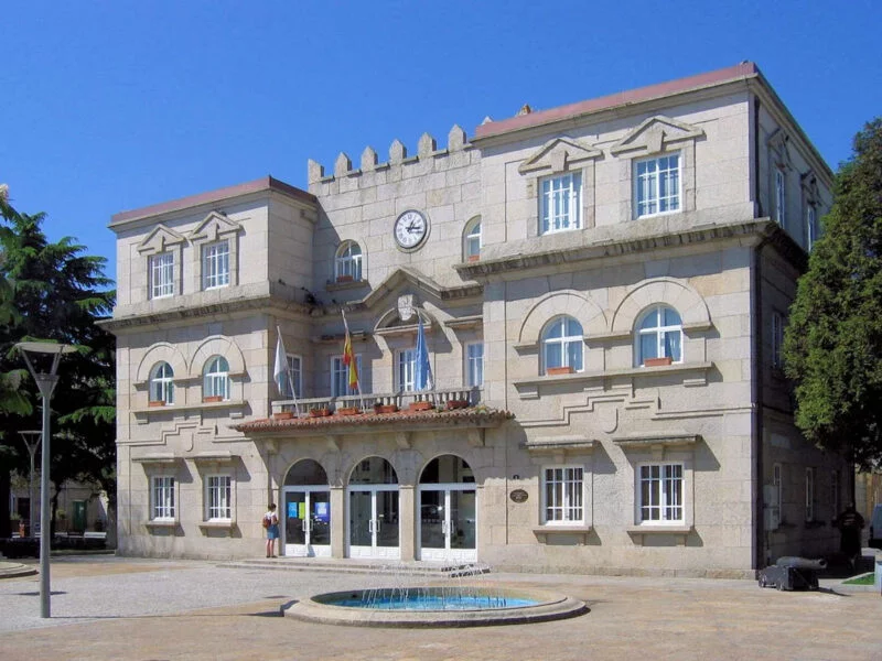 ▷ O GROVE » Qué ver y hacer en esta pintoresca villa Casa Consistorial de O Grove