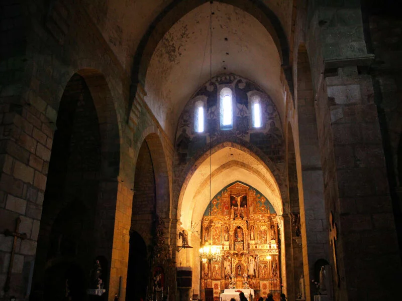 ▷ OIA » Qué ver y hacer en este maravilloso entorno natural Interior Monasterio de Oia