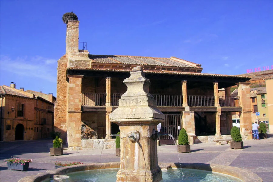 ▷ AYLLÓN » Qué ver y hacer en este bello pueblo segoviano Plaza y fuente de Ayllón