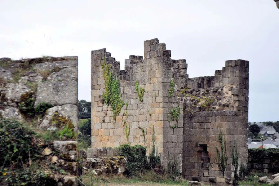 ▷ CASTRO CALDELAS » Qué ver y hacer en la Ribeira Sacra Torre arruinada de Castro Caldelas