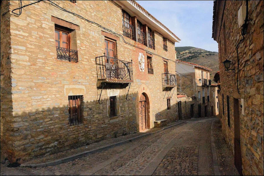 ▷ YANGUAS » Qué ver y hacer en esta joya medieval soriana Calles de Yanguas