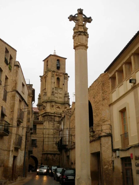 ▷ CALACEITE » Qué ver y hacer en este pueblo medieval Cruz de la Plaza de Calaceite