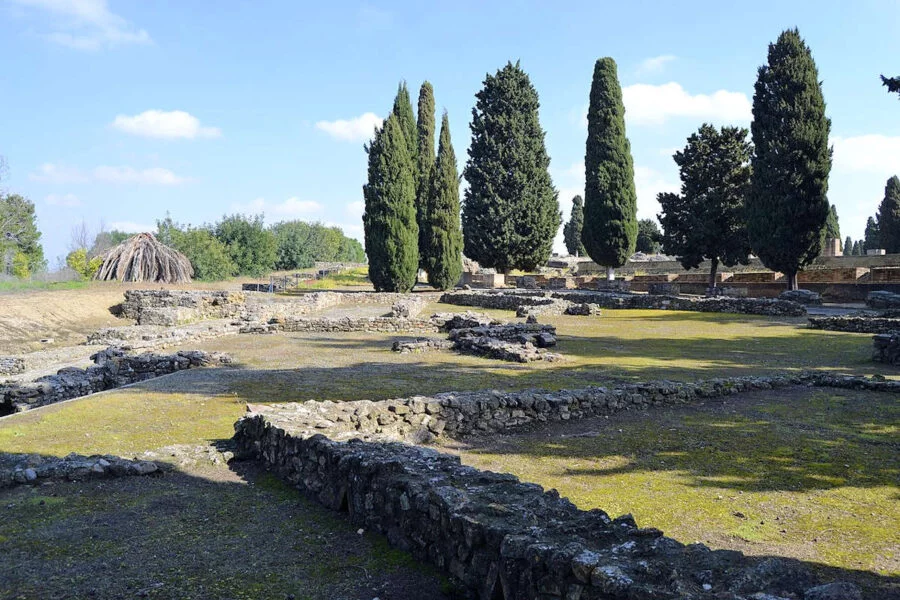 ▷ SANTIPONCE » Qué ver y hacer. Patrimonio histórico. Edificio de la Exedra en Itálica