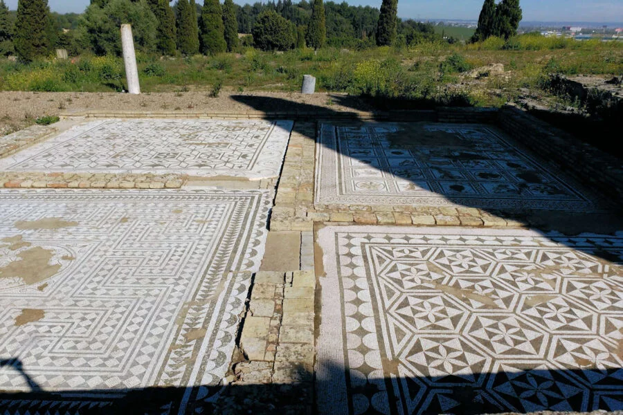 ▷ SANTIPONCE » Qué ver y hacer. Patrimonio histórico. Mosaicos dentro del Anfiteatro Itálica