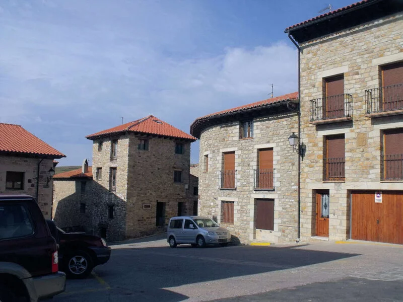 ▷ PUERTOMINGALVO » Qué ver y hacer, un clave fascinante Plaza de Puertomingalvo