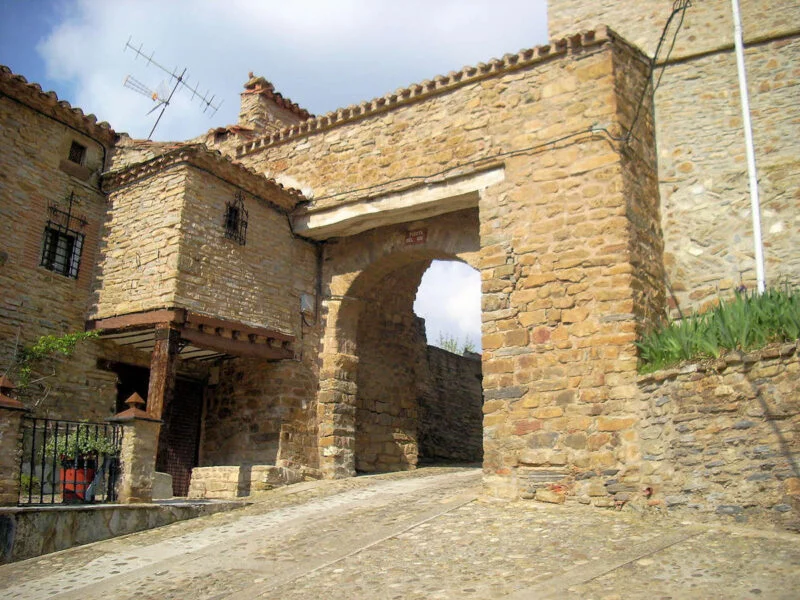 ▷ YANGUAS » Qué ver y hacer en esta joya medieval soriana Puerta del Río en Yanguas