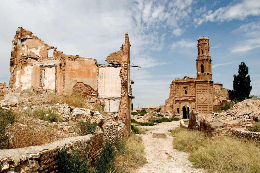 ▷ BELCHITE VIEJO » Qué ver y hacer. Descubre su historia Calles de Belchite Viejo