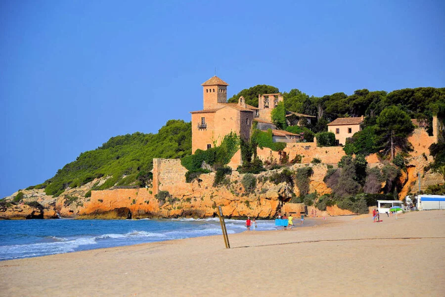 ▷ ALTAFULLA » Qué ver y hacer. Encantador poblado costero Castillo de Tamarit