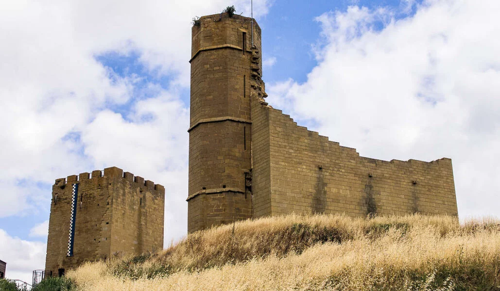 ▷ UNCASTILLO » Qué ver y hacer. Historia milenaria. Castillo de la Peña en Uncastillo