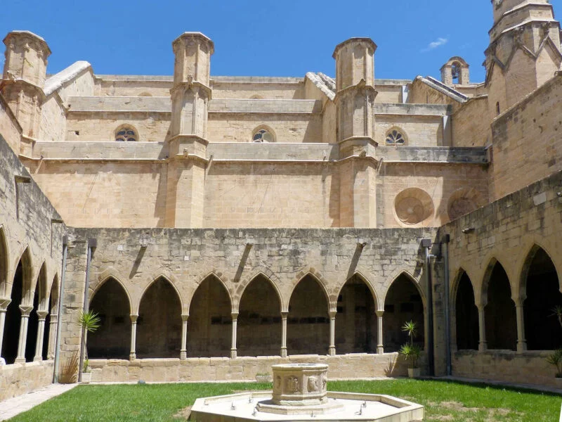 ▷ TORTOSA » Qué ver y hacer en esta comarca del Tarragonés Claustro del Palacio Episcopal