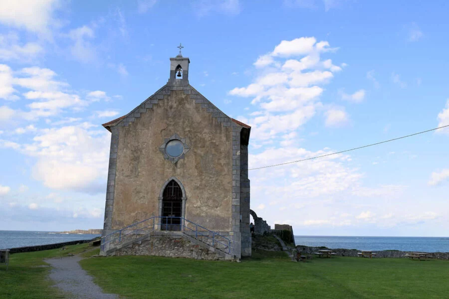 ▷ MUNDAKA » Qué ver y hacer en esta joya natural viscaína Ermita Santa Catalina