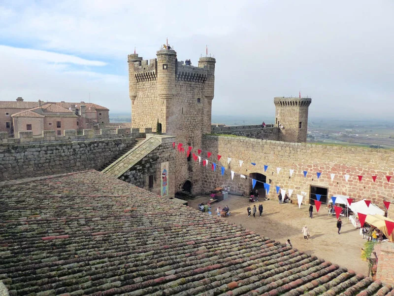 ▷ OROPESA » Qué ver y hacer a los pies de la Sierra de Gredo Interior Castillo de Oropesa