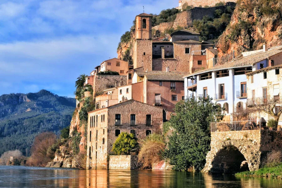 ▷ MIRAVET » Qué ver y hacer. Pueblo a orillas del río Ebro Miravet en Tarragona