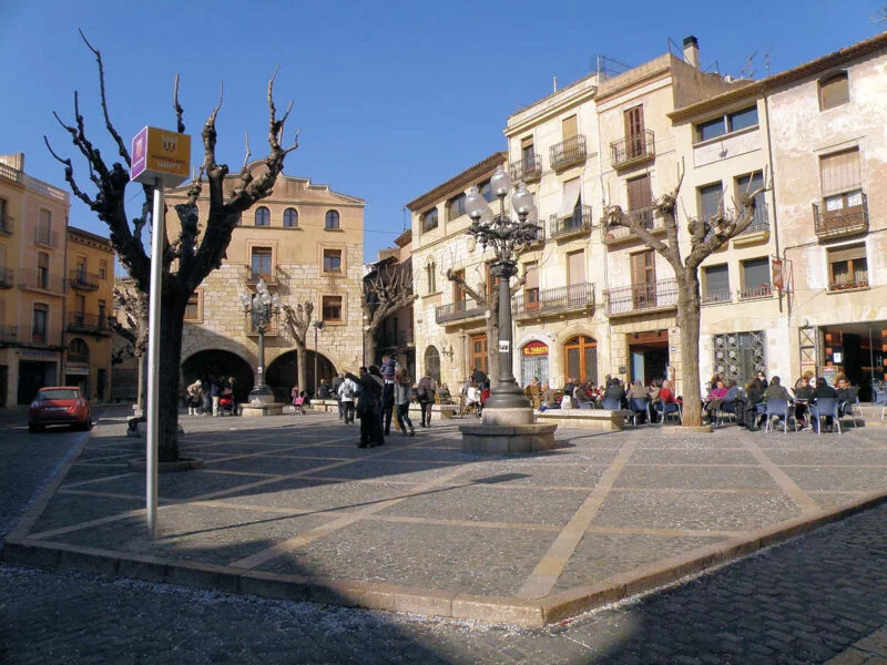 ▷ MONTBLANC » Qué ver y hacer en esta villa medieval Plaza Mayor de Montblanc