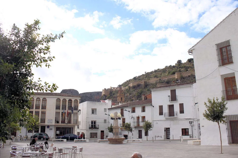 CHULILLA » Qué ver y hacer en este pueblo de la Comarca de la Serranía Plaza de la Baronía