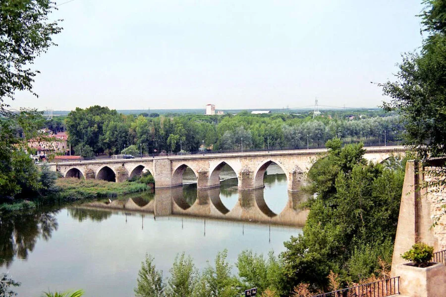 ▷ TORDESILLAS » Qué ver y hacer. Conoce su historia. Puente de Tordesillas