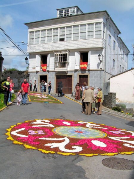 ▷ CASTROPOL » Qué ver y hacer. Pueblo ejemplar de Asturias. Alfombra floral en la fiesta del Corpus Christi en Castropol