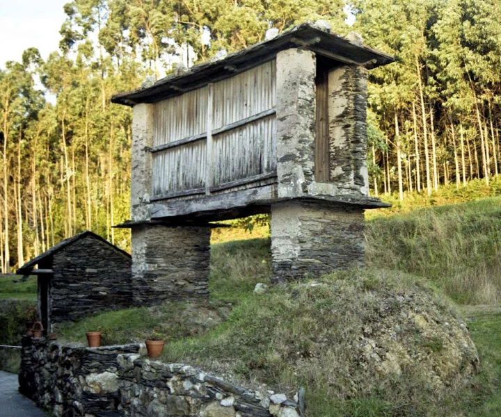 ▷ ORTIGUERIA » Qué ver y hacer en esta villa coruñesa Hórreo en Ortigueira