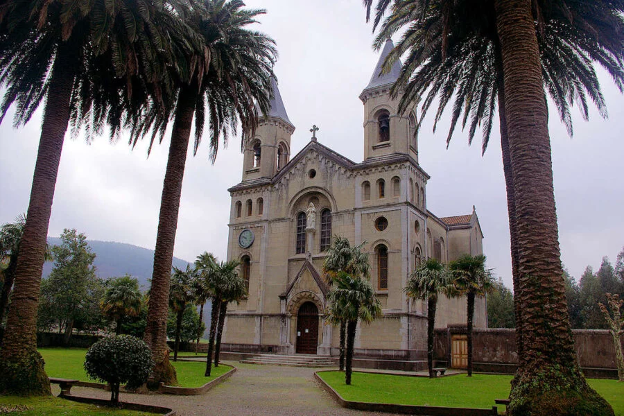 ▷ CUDILLERO » Qué ver y hacer en este pueblo marinero Iglesia de Jesús de Nazareno