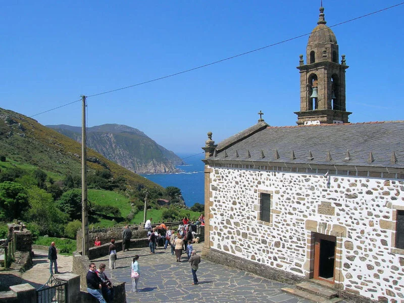 ▷ CEDEIRA » Qué ver y hacer. Costa y paisajes fascinantes. Iglesia de San Andrés de Teixido en Cedeira