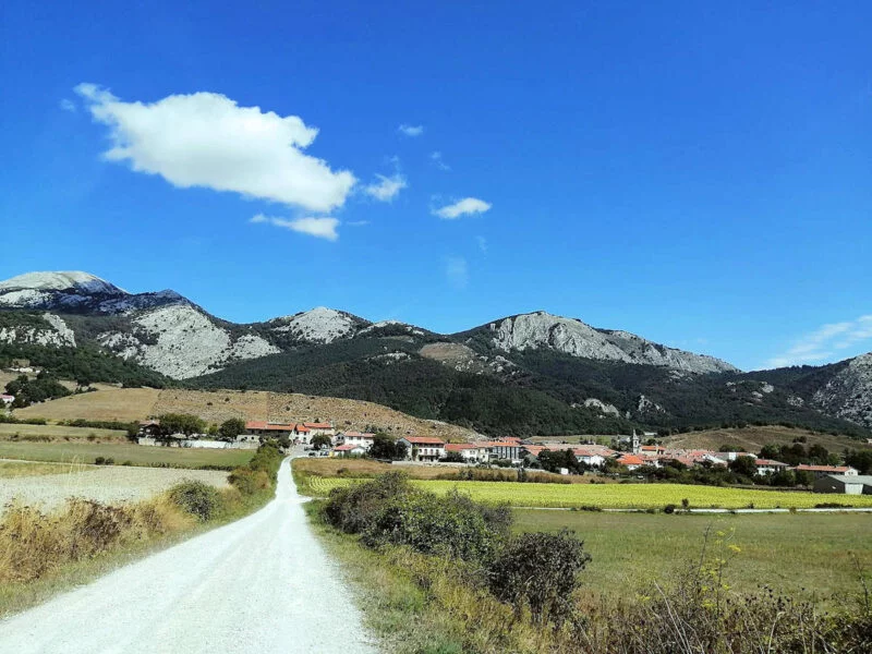 ▷ ARAYA » Qué ver y hacer. A los pies del monte Aratz. Vistas de Araya