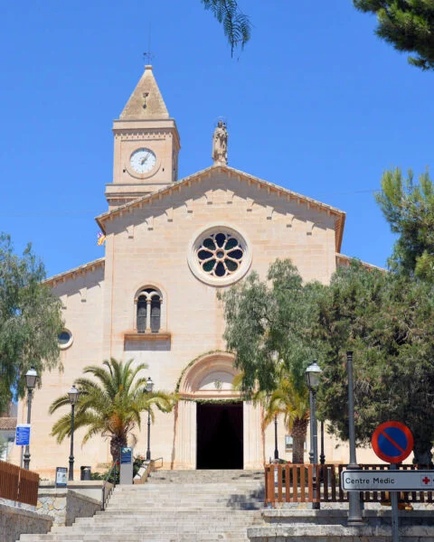 ▷ PORTO CRISTO » Qué ver y hacer. Fascinante villa marinera Iglesia de la Mare de Déu del Carmen