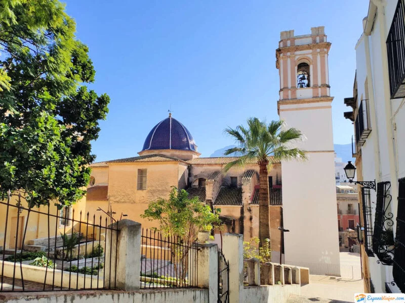 ▷ DÉNIA » Descubre qué ver y hacer en este pueblo marinero Lateral de la iglesia de la Asunción