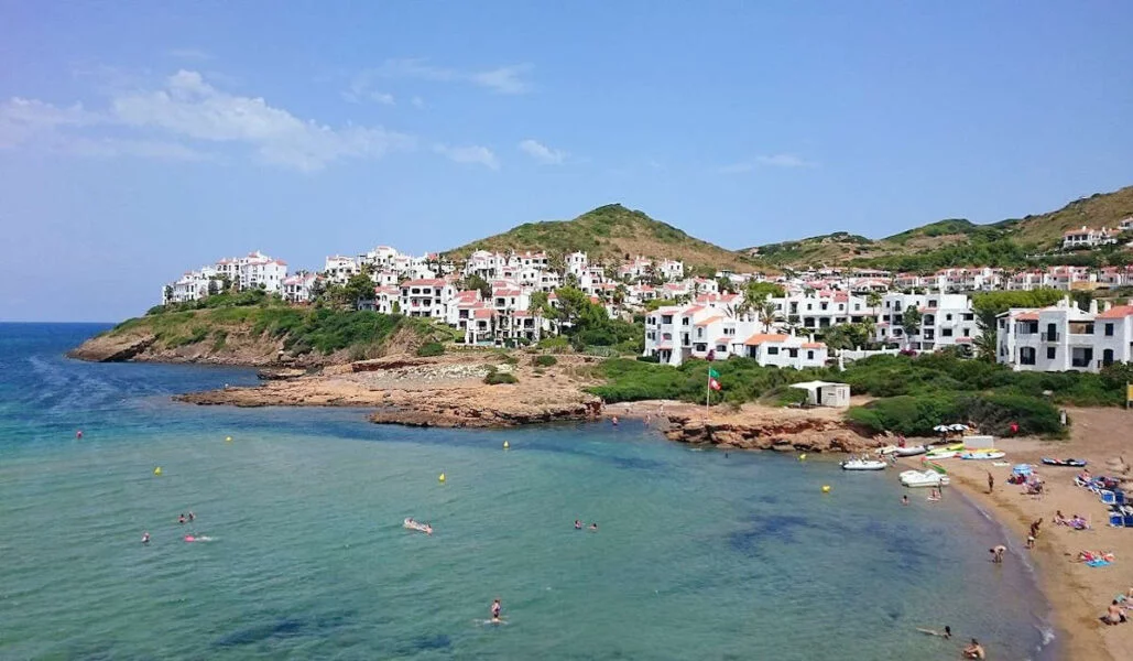 ▷ FORNELLS » Qué ver y hacer en este pueblo con encanto. Playa de Fornells